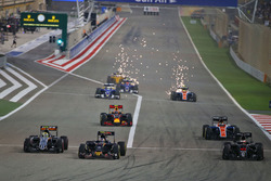 Start actie: Sergio Perez, Sahara Force India F1 VJM09, Carlos Sainz Jr., Scuderia Toro Rosso STR11 en Stoffel Vandoorne, McLaren MP4-31