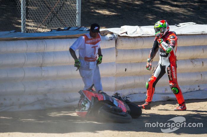Problemas en la corksrew para Davide Giugliano, Aruba.it Racing - Ducati