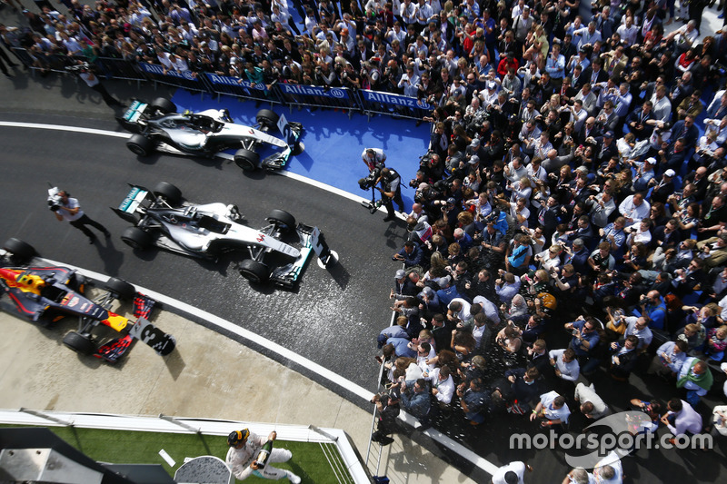 Winnaar Lewis Hamilton, Mercedes AMG F1 W07 Hybrid viert feest