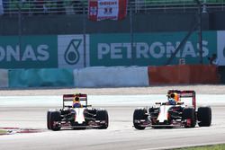 (L naar R): Max Verstappen, Red Bull Racing RB12 strijd voor positie met teamgenoot Daniel Ricciardo