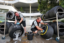 Meccanici Sahara Force India F1 Team, lavano le PIrelli