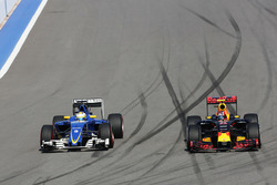Marcus Ericsson, Sauber C35 en Daniil Kvyat, Red Bull Racing RB12