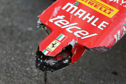 De beschadigde neus van Sebastian Vettel, Ferrari SF16-H na crash