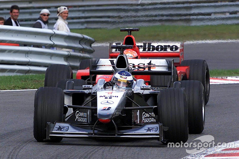 Mika Häkkinen, McLaren MP4/15, Michael Schumacher, Ferrari F1-2000