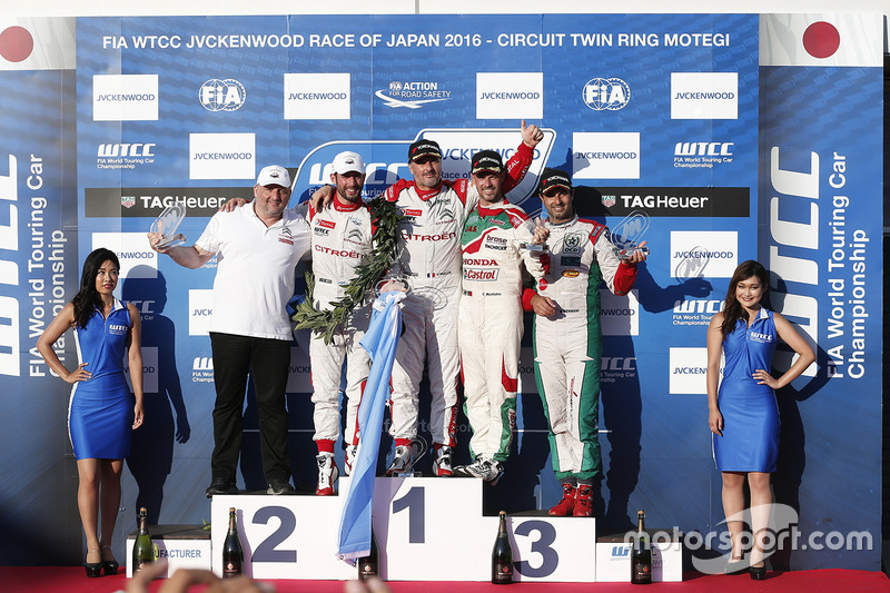 Podium: winner Yvan Muller, Citroën World Touring Car Team, second place José María López, Citroën W