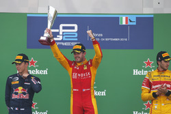 Подіум: Норман Нато, Racing Engineering; Пьєр Гаслі, PREMA Racing та Антоніо Джовінацці, PREMA Racin