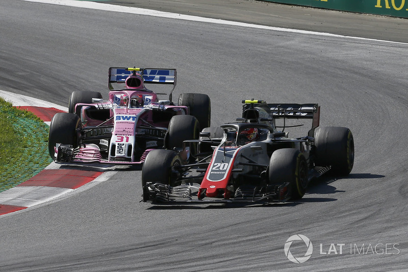 Esteban Ocon bem que tentou passar Kevin Magnussen, mas ficou em sexto