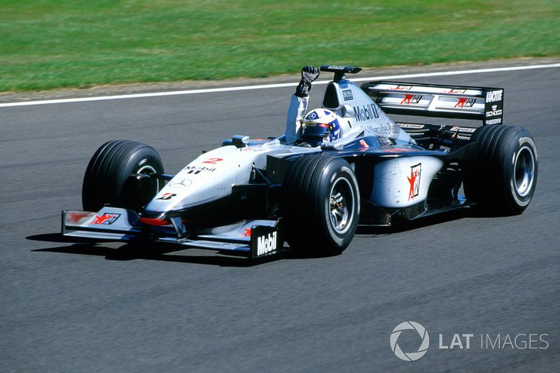 Coulthard cruzó la meta en primer lugar, e Irvine perdió por 1.829 segundos ocupando el segundo, lo que igualó en puntos en la clasificación con Schumacher.