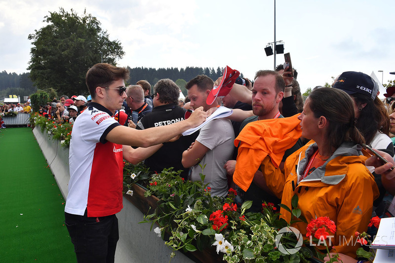 Charles Leclerc, Sauber signs autographs for the fans