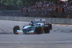 Michael Schumacher, Benetton B194 Ford voor Damon Hill, Nigel Mansell, Williams FW16B Renault