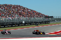 Max Verstappen, Red Bull Racing RB13 and Esteban Ocon, Sahara Force India VJM10 battle for position