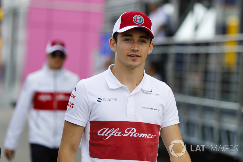Charles Leclerc, Sauber, cammina davanti Marcus Ericsson, Sauber