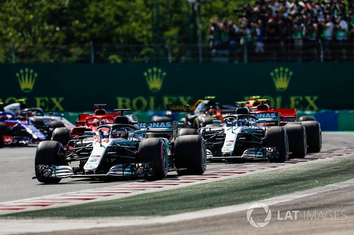 Lewis Hamilton, Mercedes AMG F1 W09, lidera el pelotón