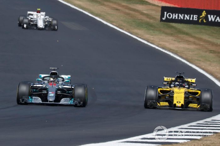 Lewis Hamilton, Mercedes-AMG F1 W09 pasa a Carlos Sainz Jr., Renault Sport F1 Team R.S. 18
