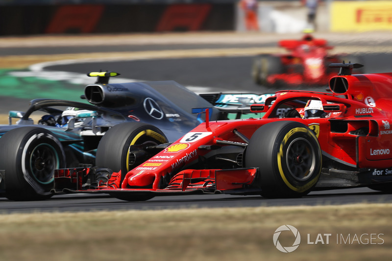 Valtteri Bottas, Mercedes AMG F1 W09, battles with Sebastian Vettel, Ferrari SF71H