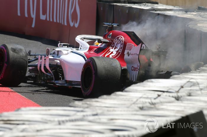 Marcus Ericsson, Sauber C37 choca en la PL1 y se incendia