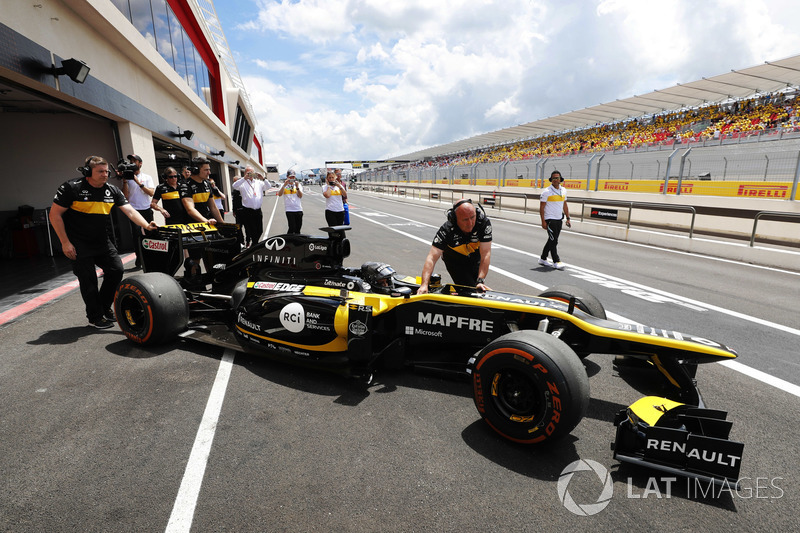 Aseel Al-Hamad, bersiap mengemudikan Lotus E20 Renault F1 2012 dalam acara Renault Passion Parade