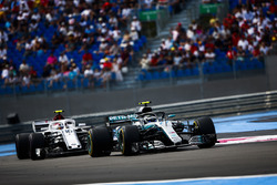 Valtteri Bottas, Mercedes AMG F1 W09, leads Charles Leclerc, Sauber C37