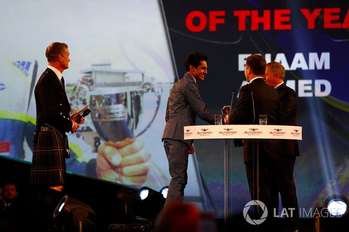 Enaam Ahmed recibe el premio de manos de Christian Horner y Martin Brundle