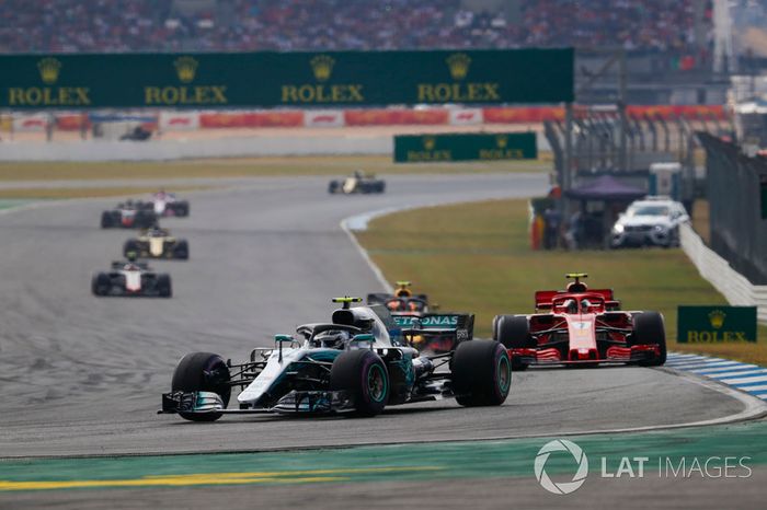 Valtteri Bottas, Mercedes AMG F1 W09, Kimi Raikkonen, Ferrari SF71H, y Max Verstappen, Red Bull Racing RB14