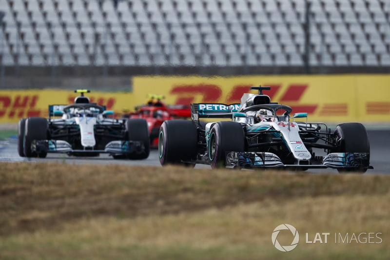 Lewis Hamilton, Mercedes AMG F1 W09, precede Valtteri Bottas, Mercedes AMG F1 W09, e Kimi Raikkonen, Ferrari SF71H