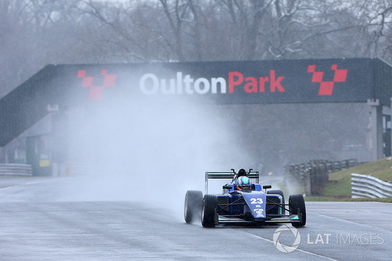 Billy Monger fait son retour en monoplace au volant d'une Carlin de British F3