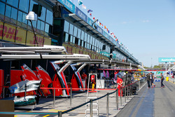 Mercedes AMG F1 en Ferrari garages