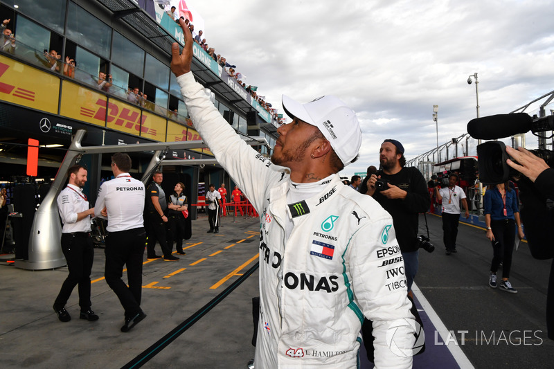 Ganador de la pole Lewis Hamilton, Mercedes-AMG F1 celebra en parc ferme