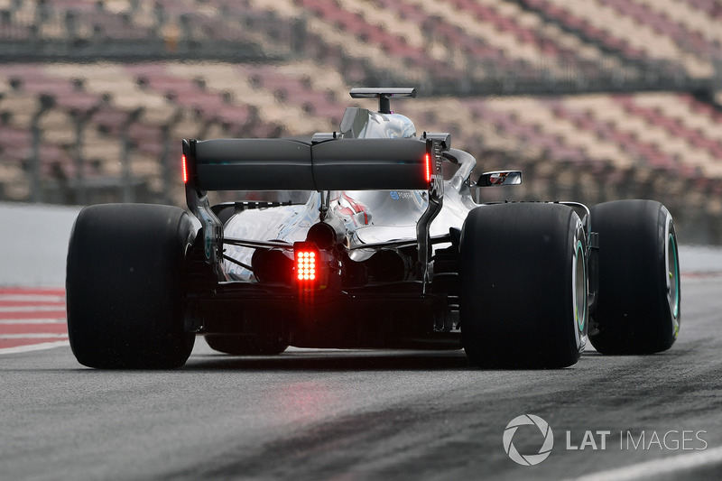 Lewis Hamilton, Mercedes-AMG F1 W09, con le luci sull'ala posteriore