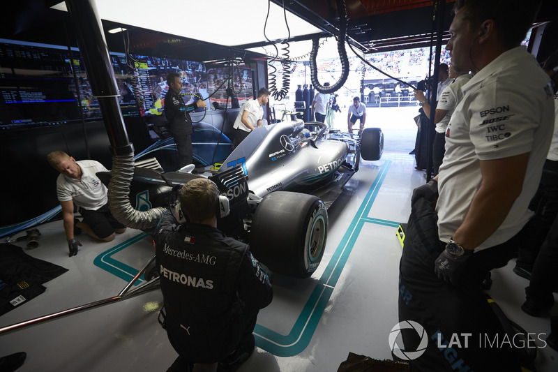 Valtteri Bottas, Mercedes AMG F1 W09, en el garaje
