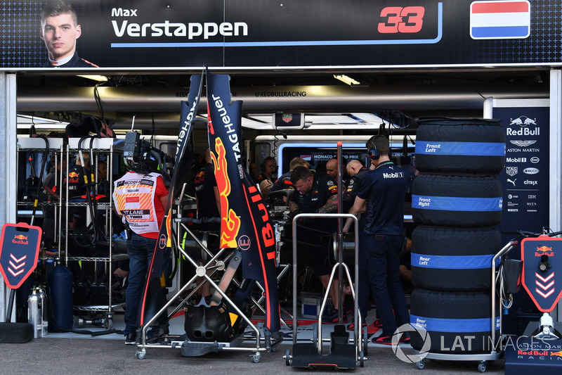 Meccanici Red Bull Racing al lavoro sulla monoposto di Max Verstappen, Red Bull Racing RB14