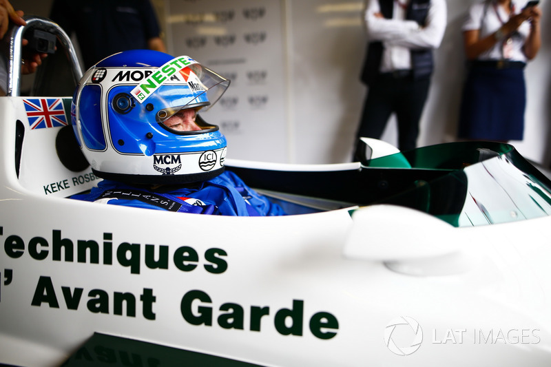 Los ex campeones del mundo, Keke Rosberg y su hijo Nico Rosberg, se preparan para correr el circuito en sus coches con el título ganador.