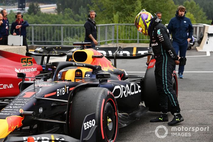 Lewis Hamilton, Mercedes-AMG, inspecciona el coche de Max Verstappen, Red Bull Racing RB18, en el Parc Ferme después de la clasificación