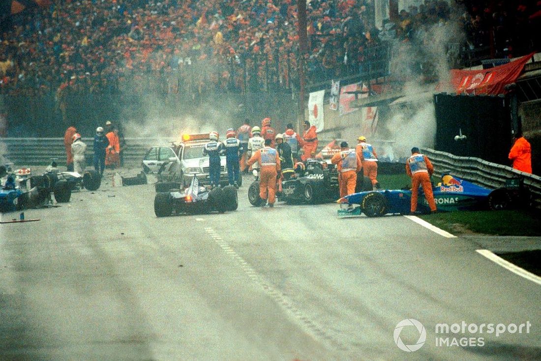 1998: trece pilotos se vieron involucrados en el mayor accidente en la historia de la Fórmula 1. Rubens Barrichello y Eddie Irvine acabaron levemente heridos. La mayoría de los pilotos regresaron a la carrera con coches de repuesto, y solo cuatro no pudie