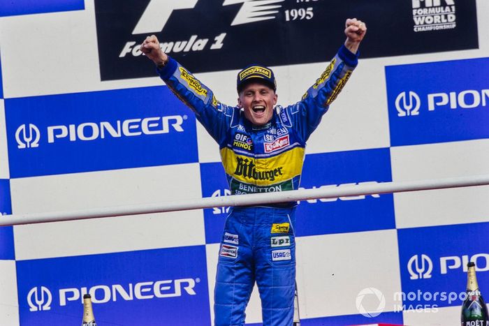 Johnny Herbert, 1ª posición, lo celebra en el podio