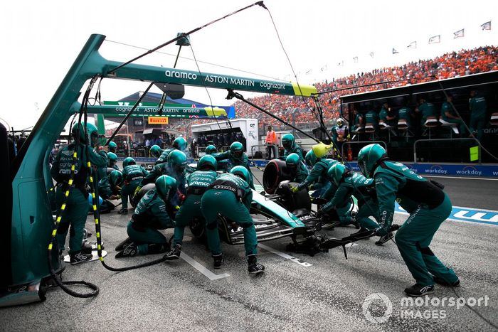 Sebastian Vettel, Aston Martin AMR22, hace una parada en boxes