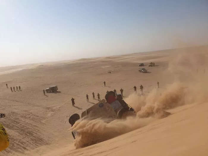 Fernando Alonso y Marco Coma vuelcan con el Toyota Hilux