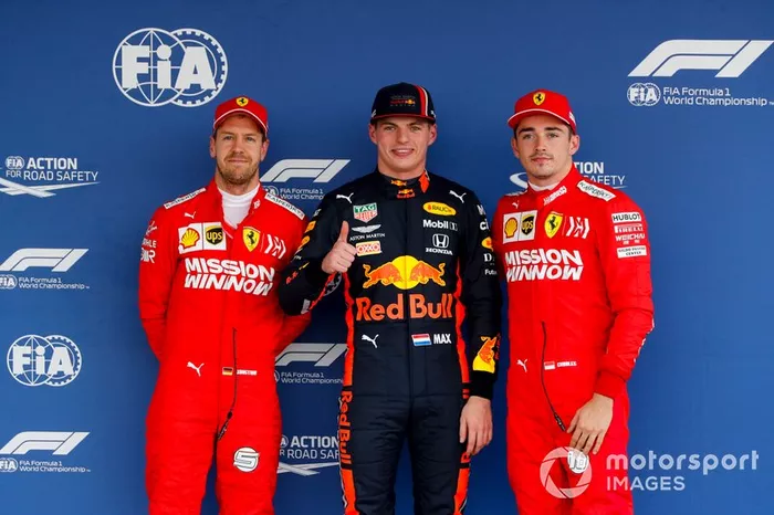 Sebastian Vettel, Ferrari, il poleman Max Verstappen, Red Bull Racing e Charles Leclerc, Ferrari, nel parc chiuso