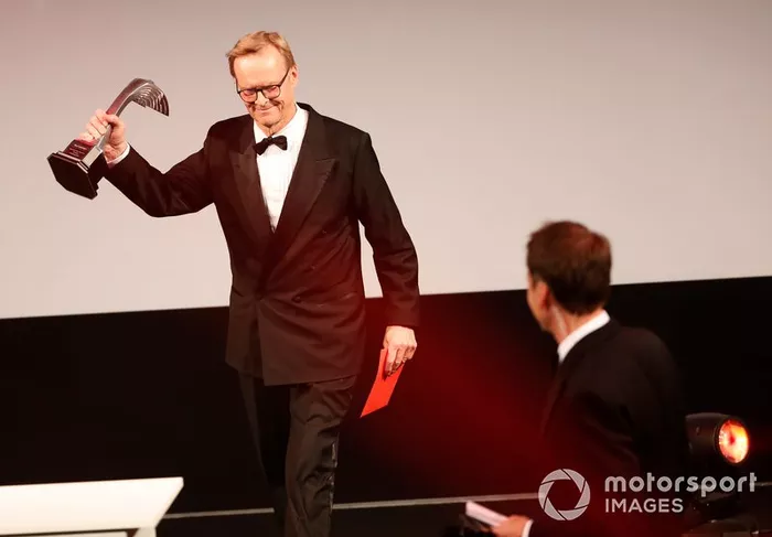 Ari Vatanen entrega el premio al mejor piloto de rally del año