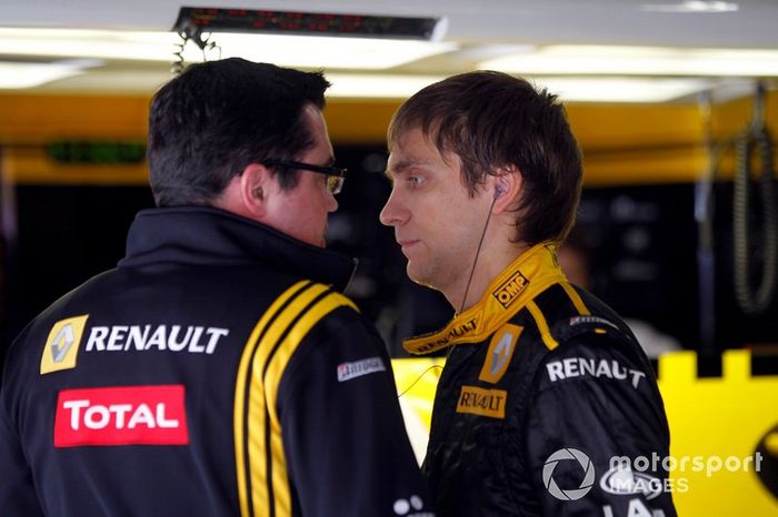 Vitaly Petrov, Renault F1 Team, con Eric Boullier, Director del equipo Renault F1 Team