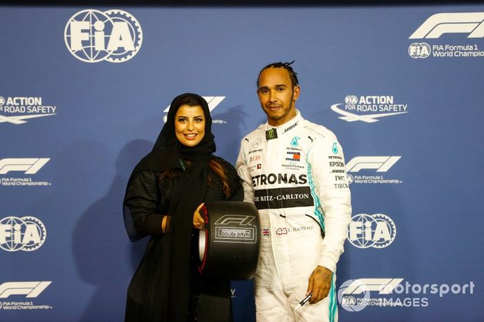 Lewis Hamilton, Mercedes AMG F1, recibe el Pirelli Pole Position Trophy de manos de Aseel Al-Hamad