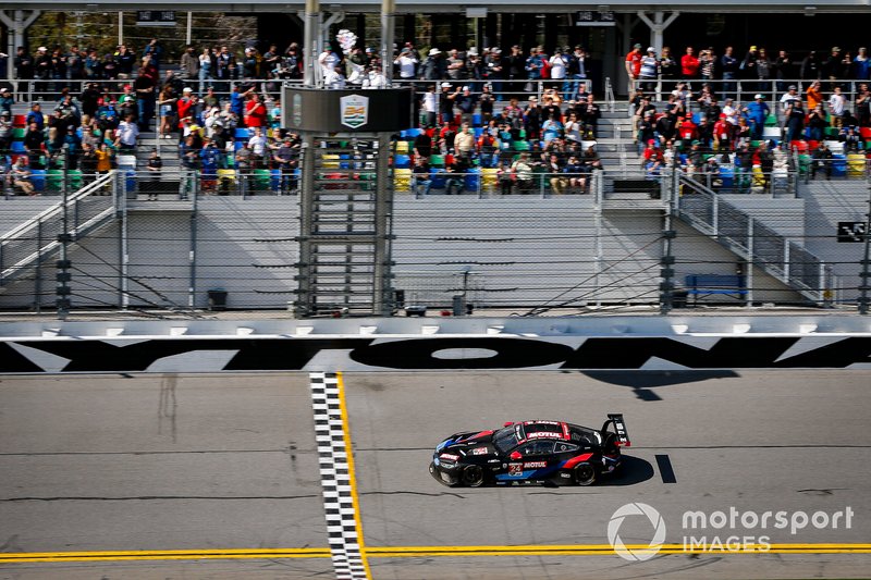 #24 BMW Team RLL BMW M8 GTE: Jesse Krohn, John Edwards, Augusto Farfus, Chaz Mostert al traguardo