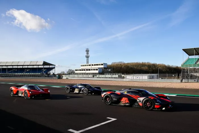 Max Verstappen y Alexander Albon, pilotos de Red Bull Racing, disfrutan del Red Bull Racing Aston Martin Valkyrie