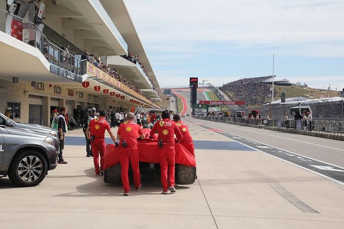 El monoplaza de Charles Leclerc, Ferrari SF90 es llevado al pitlane