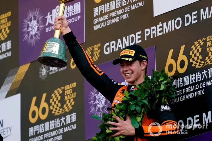 Podio: ganador Richard Verschoor, MP Motorsport
