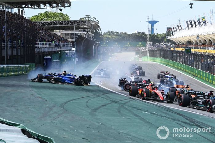 Kevin Magnussen, Haas VF-23, Alex Albon, Williams FW45, se caen en la salida