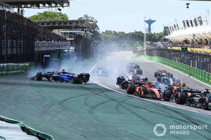 Kevin Magnussen, Haas VF-23, Alex Albon, Williams FW45, se caen en la salida