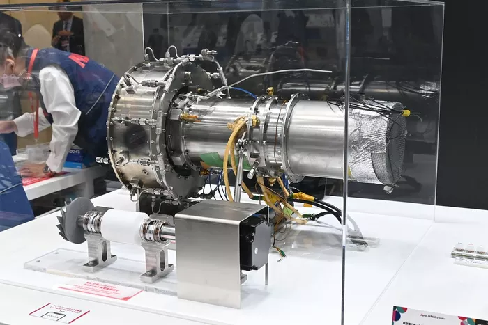 NSKの空飛ぶクルマ向けガスタービン発電機用軸受（手前）