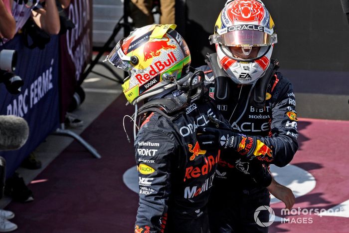 Sergio Pérez, Red Bull Racing, 3ª posición, Max Verstappen, Red Bull Racing, 1ª posición, se felicitan mutuamente en Parc Ferme