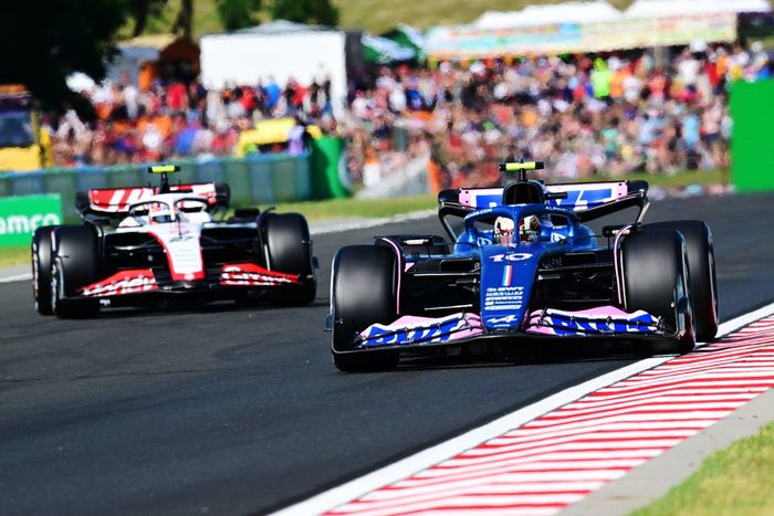 Pierre Gasly, Alpine A523, Nico Hulkenberg, Haas VF-23